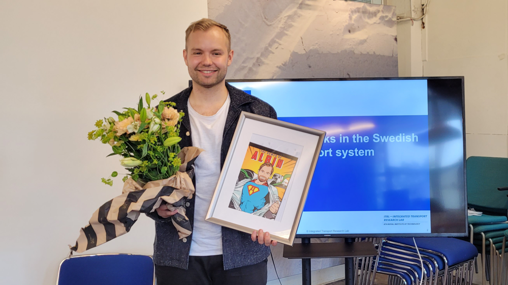 Albin Engholm holding flowers.