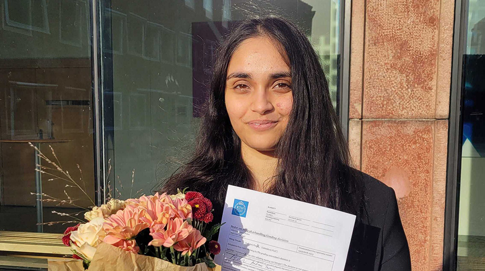 Bhavana Vaddadi holding her certificate.