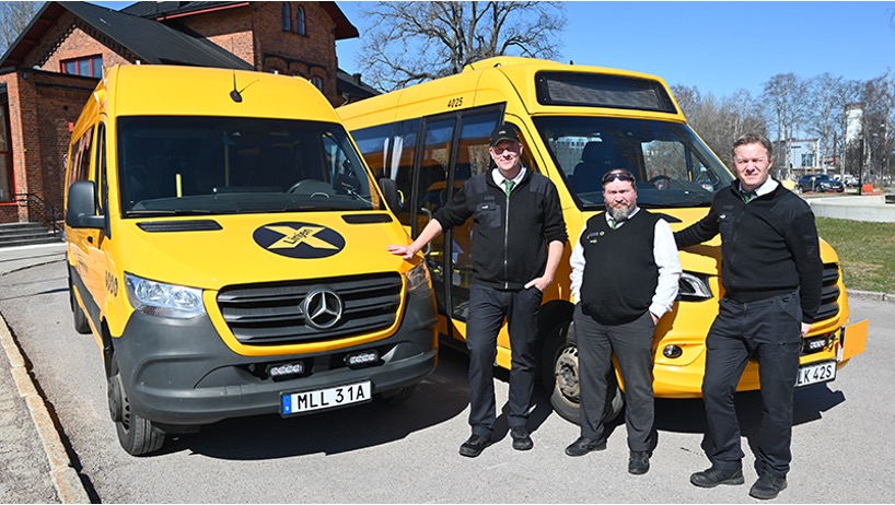 Värmlandstrafik workers posing by X-linjen vehicles